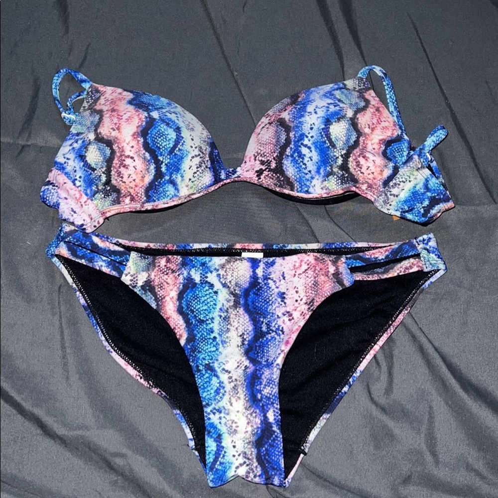 Bikinis - Picture 2 of 5